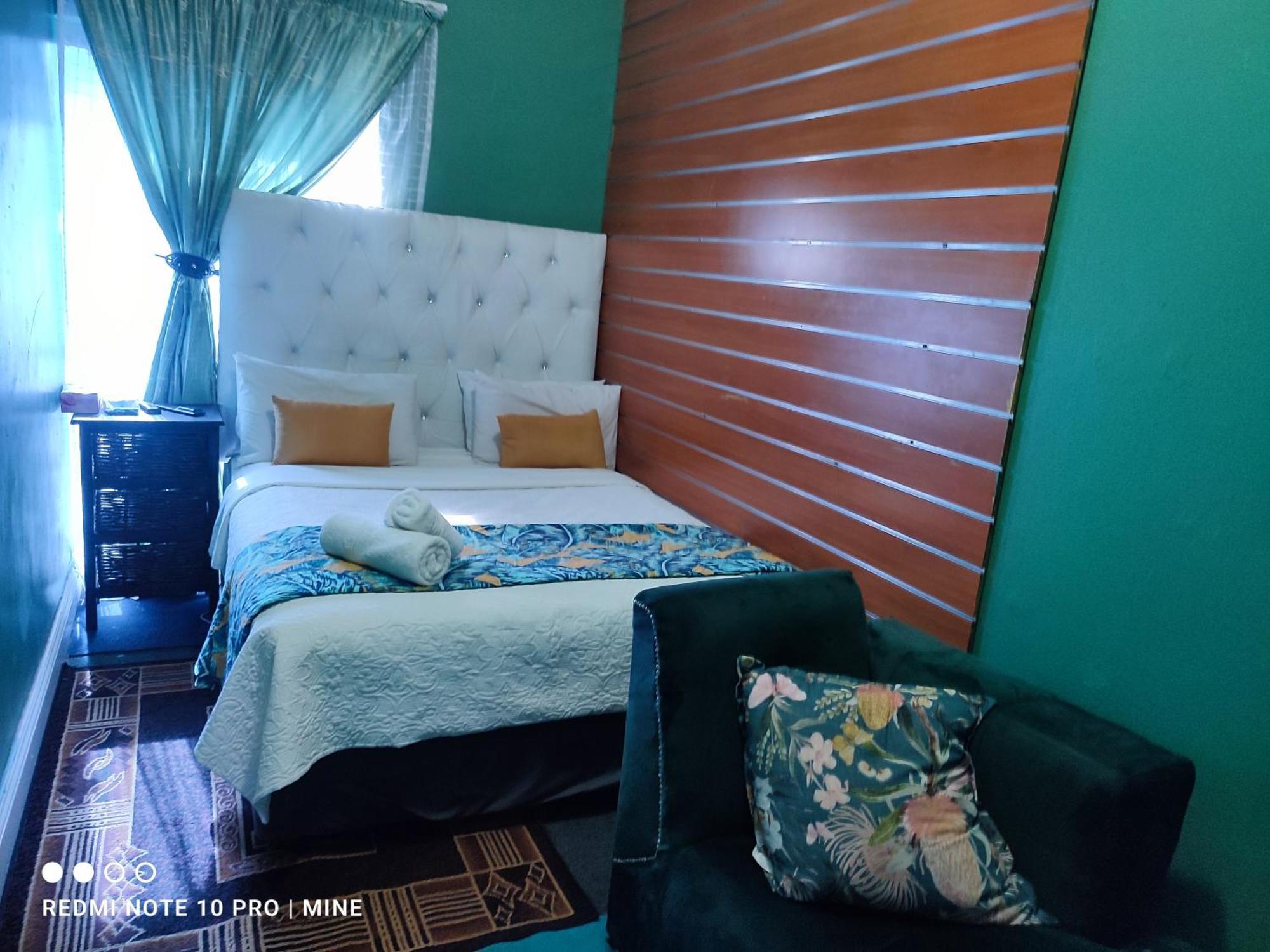 The Croc Guest House Springs  Exterior photo